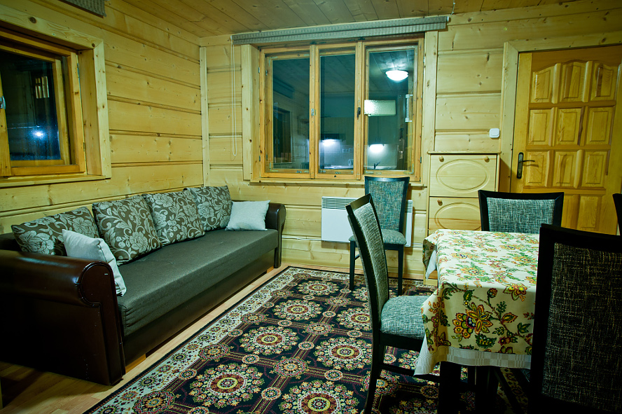 parter - pokój dzienny z dużą rozkładaną kanapą w domku regionalnym w Zakopanem