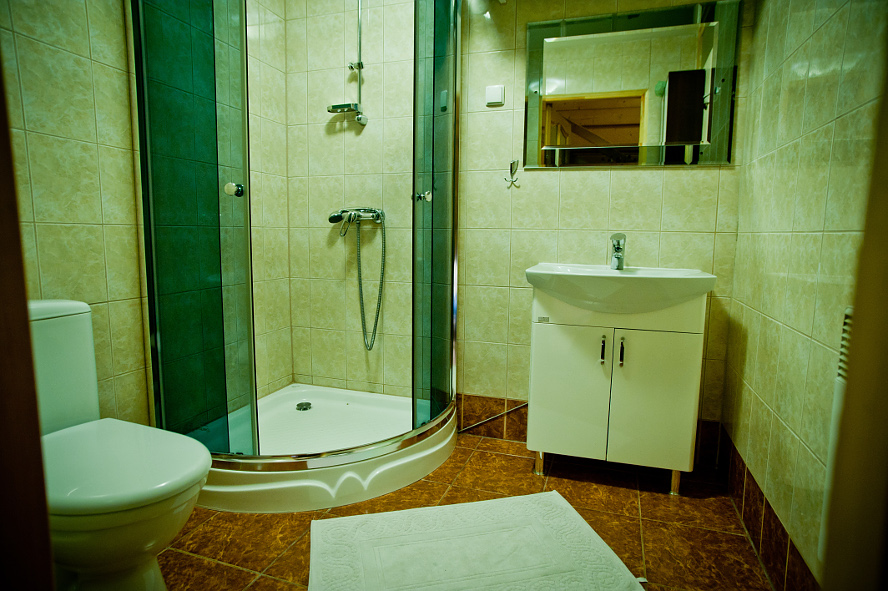 łazienka w domku regionalnym w Zakopanem